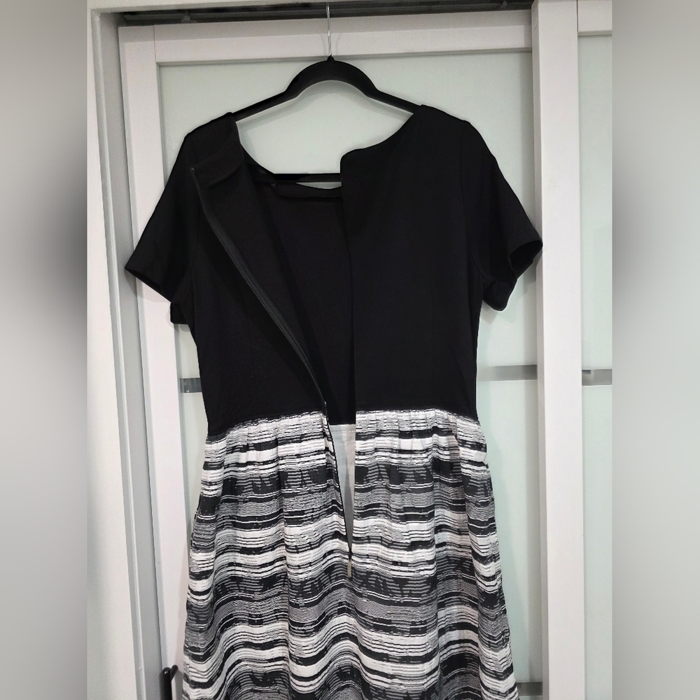 ESCADA Sport Black & White Pocket Dress – Size 40 (EU) - Picture 13 of 16